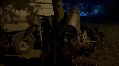 Sakarya'da dehşet anları: Kontrolden çıkan otomobil ağaca çarparak ortadan ikiye bölündü