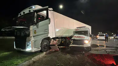 Samsun'da dehşet anları: Hasta taşıyan ambulans ile TIR kafa kafaya çarpıştı