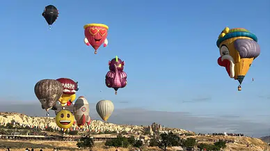 Kapadokya’nın semalarında görsel şölen: Dev figürler bulutlara karıştı