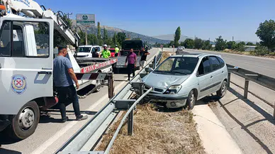 Burdur yolunda dehşet anları: Bariyerlere saplanan araçta 6 kişi yaralandı