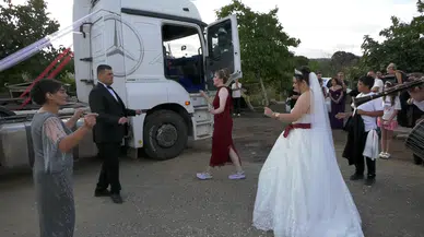Klasik otomobillerden vazgeçti, devasa TIR’ıyla düğün konvoyunun öncüsü oldu: Aşk yolculuğu böyle başladı