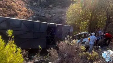 Menderes'te feci kaza: Midibüs ile otomobil çarpıştı, 2 kişi hayatını kaybetti
