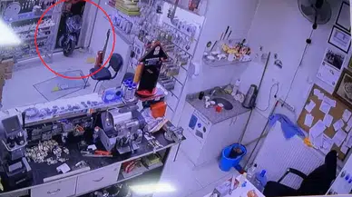 Eskişehir'de motosikletin dükkana girdiği kazada bıçaklar çekildi