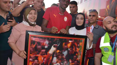 Osimhen Erzurum'da taraftarın 135 bin boncuklu hediyesiyle karşılaştı