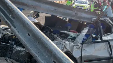 Şanlıurfa'da bariyerlere çarpan otomobildeki yolcu hayatını kaybetti