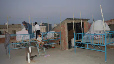 Mardin'de aşırı sıcaklar nedeniyle vatandaşlar damlarda uyuyor