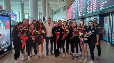 U17 Kız Voleybol Milli Takımı çiçeklerle karşılandı
