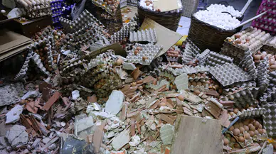 İzmir'de kontrolden çıkan otomobil iki dükkana girdi