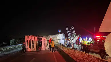İzmir'de damperli TIR kazası ulaşımda aksamalara yol açtı