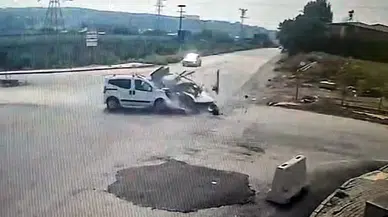Osmaniye'de kavşakta çarpışan araçlarda sıkışan 2 kişi itfaiyenin çabasıyla kurtarıldı