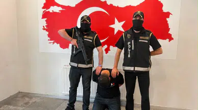 Bakü’de yakalanan aranan şüpheli Türkiye’ye getirildi