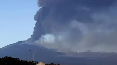 İtalya'da Etna Yanardağı'nın Kül Püskürtmesi Uçuşları Aksattı