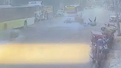Kağıthane'de motokurye kazası: Park halindeki otomobile çarpan motosiklet takla attı