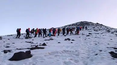 AİÇÜ'nün akademik yıl mesajı için Ağrı Dağı'na 10 kişilik tırmanış