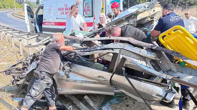 Bursa'da trafik kazası: Otomobil bariyerlere saplandı