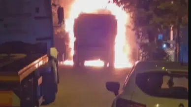 Sultangazi'de hafriyat kamyonu alev alev yandı