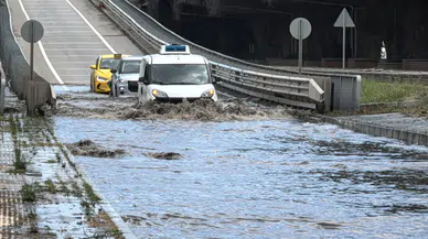 Samsun'da Şiddetli Yağış Ulaşımı Felç Etti