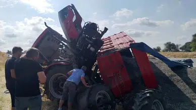 Uzunköprü'de traktör kazası: Ayçiçeği yüklü römork devrildi, 2 yaralı