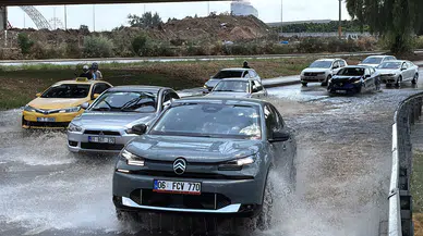Adana’da sağanak trafiği durdurdu, uçan çatı elektrik tellerine düştü