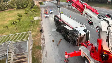 Gebze geçişinde devrilen TIR ulaşımı tek şeride düşürdü