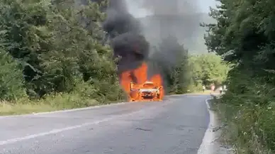 Bartın'da seyir halindeki otomobil alevlere teslim oldu