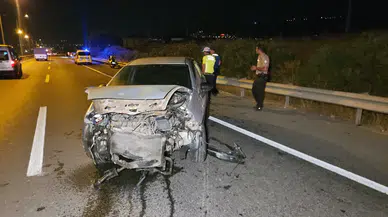Gece yarısı kaza: Otomobil bariyerlere saplandı, 1 yaralı