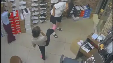 Avcılar’da mağaza önündeki hırsızlık kamerada: 5 çift ayakkabı götürüldü