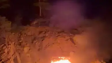 Kumluca’da atıl durumdaki tur teknesi alevlere teslim oldu