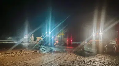 Sivas’ta sel nedeniyle kapanan D-100 yolu 3 saat sonra açıldı