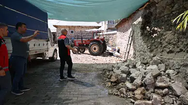 Pınarbaşı'nda depremin izleri: Yukarıborendere'de duvarlar çatladı, bir ev kısmen yıkıldı