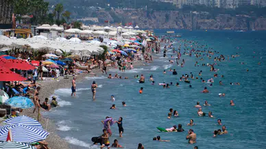 Antalya’da sıcaklık 34 derece, hissedilen 42: Sahile akın ettiler