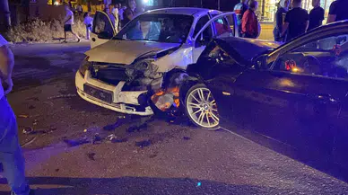 İnegöl'de iki otomobil kafa kafaya çarpıştı: 2 yaralı