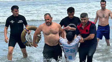Ünye’de yüzme yasağını aşan iki kardeş akıntıda kurtarıldı