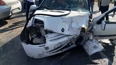 Başkale’de iki otomobil çarpıştı: 7 yaralı