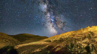 Bitlis'in karanlık gökyüzünde Perseid meteor şöleni