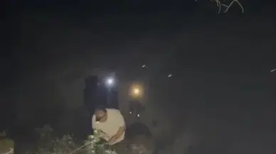 Göksu Nehri’nde kayalığa oturan bottakiler halatla çıkarıldı