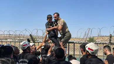 Şanlıurfa’da akıntıya kapılan 2 çocuk tel örgüye tutunduruldu