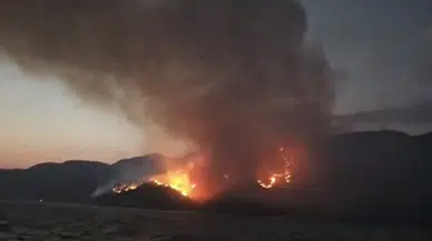 Marmaris’te yangına hava ve denizden müdahale: Karadan ulaşım için yol açılıyor
