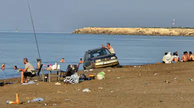 Kumköy’de araç ve çadırlar caretta yuvalarını tehdit ediyor