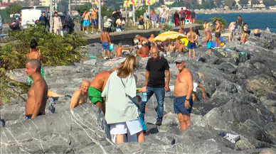 Sarayburnu Sahili'nde sıcak hava yoğunluğu: Vatandaşlar denizde serinliyor