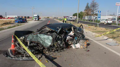 Aksaray'da sabah kazası: Aydınlatma direğine çarpan otomobilde 2 can kaybı