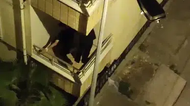Balkondan eve girmeye çalışan 2 hırsız, polisi karşılarında buldu