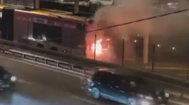 Metrobüste yangın paniği: Yolcular tahliye edildi