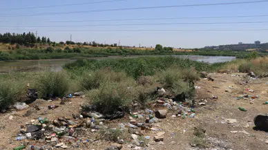 Dicle kıyısında bırakılan atıklar için tehlike uyarısı