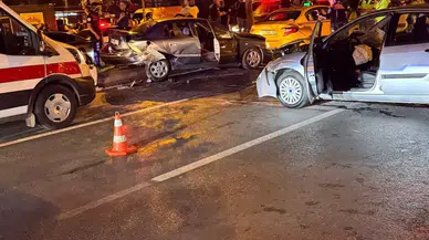 Gece yolculuğu kabusa döndü: 4 araç birbirine girdi, 20 yaşındaki genç can verdi