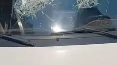 Adana’da dolmuş şoförüne saldırıp aracın camlarını kırdı