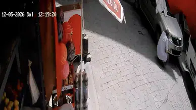 Beyoğlu'nda yokuşta sürücüsüz kargo aracı park halindeki otomobile çarptı: Araç askıda kaldı