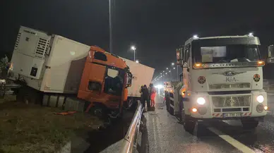 Kuzey Marmara Otoyolu'nda TIR bariyere çarptı: Yağış yolu kayganlaştırdı