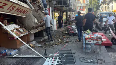 Gölcük'te iş hanının sundurması çöktü: 2 usta yaralandı, büfede mahsur kalan vatandaşı zabıta kurtardı