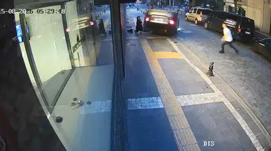 Park halindeki minibüse çarpan otomobil kaldırımda ters döndü